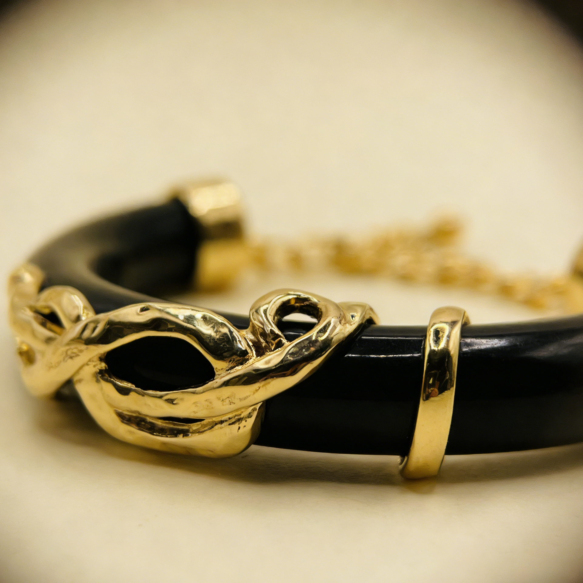 Conjunto de Joias de Resina com Detalhes Dourados - Disponível em Castanho e Preto