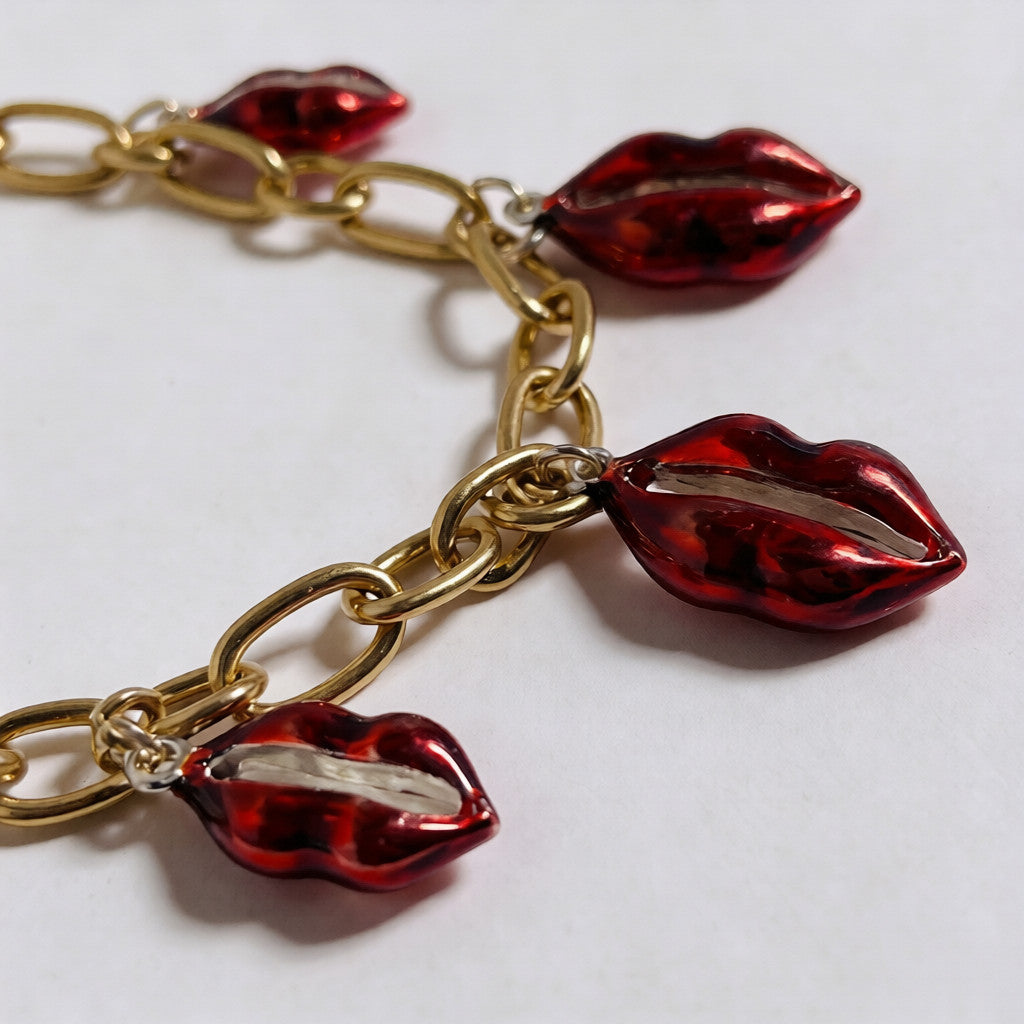 Pulsera de cadena de oro con dijes de labios rojos brillantes | Joyería de moda para mujer