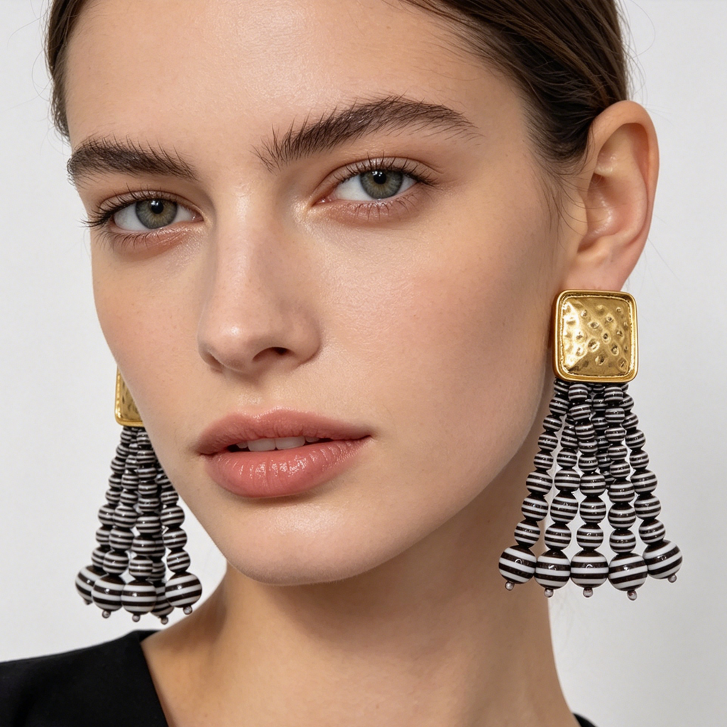 Pendientes Borla de Cuentas a Rayas 3 Colores, Accesorio Moda Mayorista para Mujer, Base Cuadrada Dorada Texturizada|JI JOYA