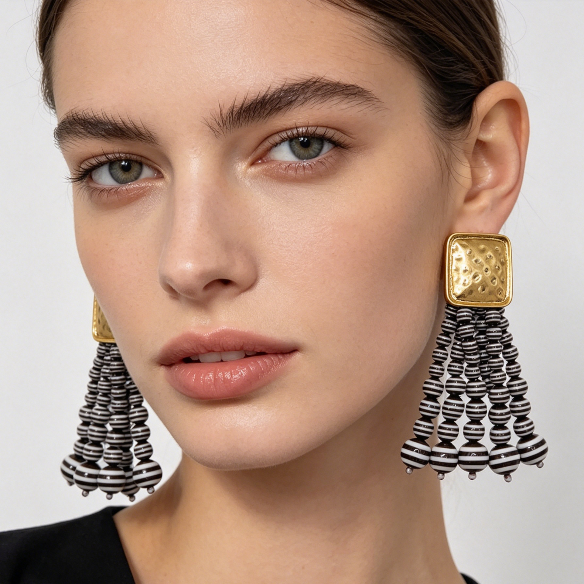 Pendientes Borla de Cuentas a Rayas 3 Colores, Accesorio Moda Mayorista para Mujer, Base Cuadrada Dorada Texturizada|JI JOYA