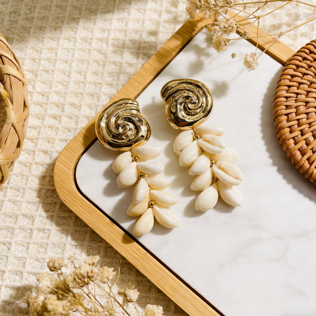 Pendientes de Concha Marina con Detalle Espiral Dorado - Estilo Boho Costero