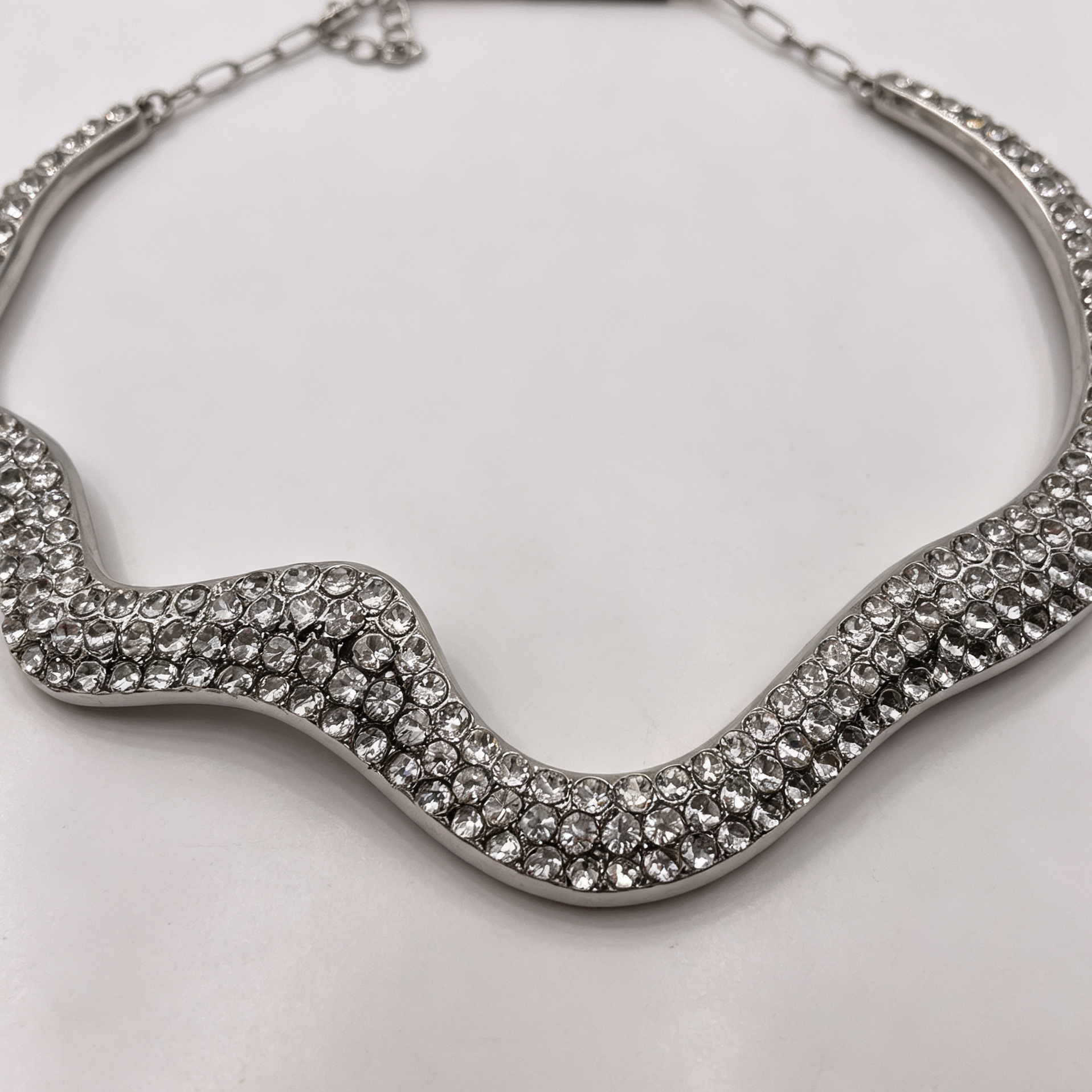 Collar Choker Ondulado con Cristales, Diseño Elegante, Disponible en Plata y Oro, Mayorista de Bisutería|JI JOYA