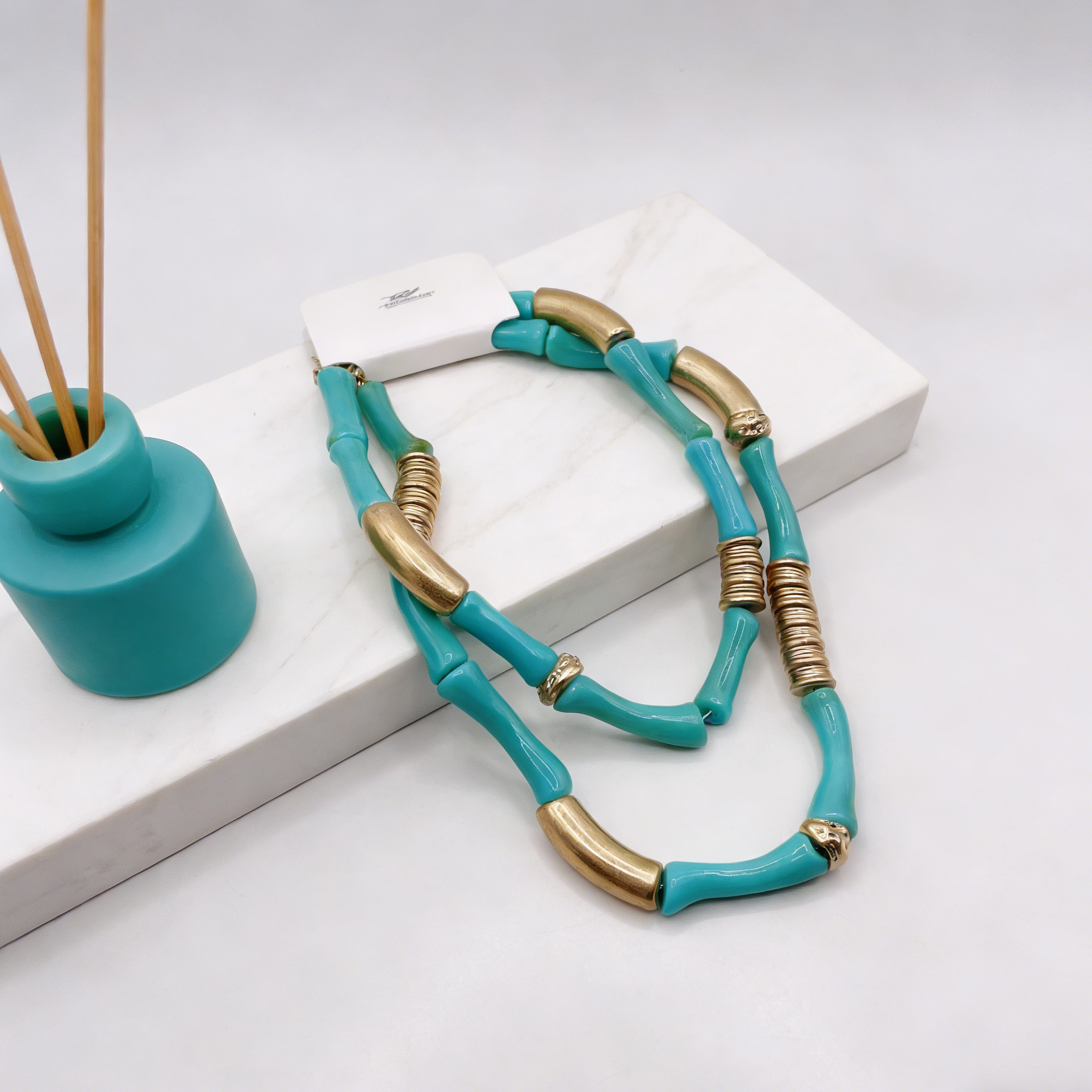 Colar Turquesa de Bambu com Detalhes em Metal Dourado | Joia Statement de Luxo | Estilo Boho Chic para Mulher