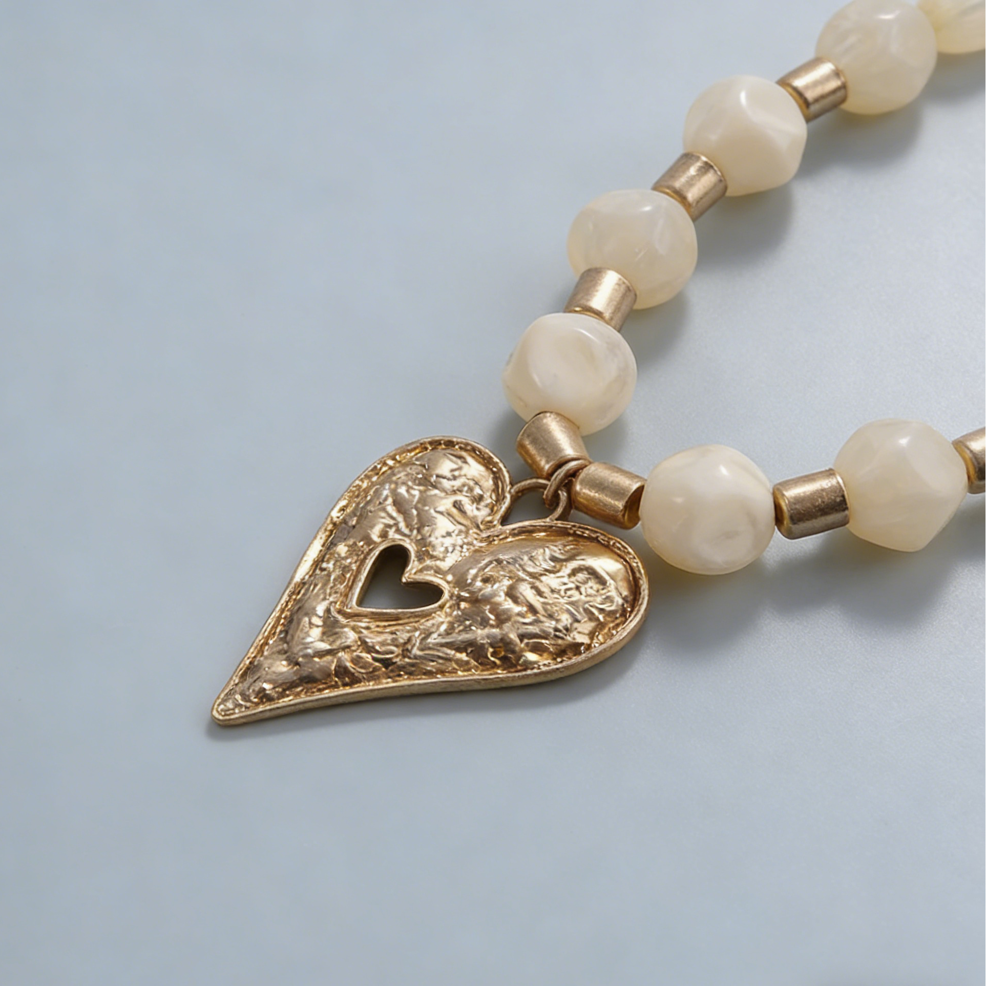 "Colar de contas de ágata preta em forma de coração com efeito desgastado retrô": um colar de clavícula doce e fresco.