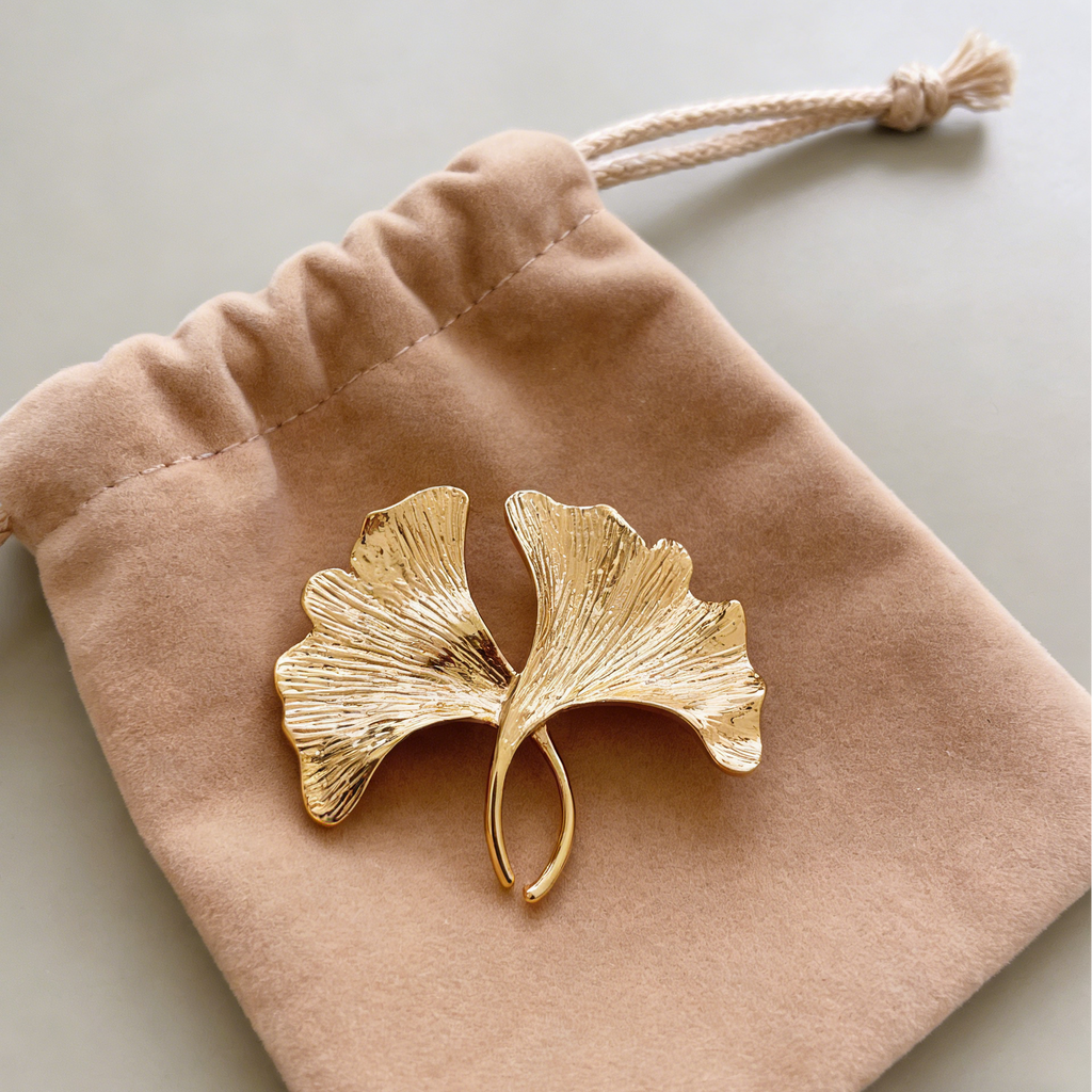 Broche dourado com duas folhas de ginkgo | Elegante broche para casaco e camisola | Presente para ela