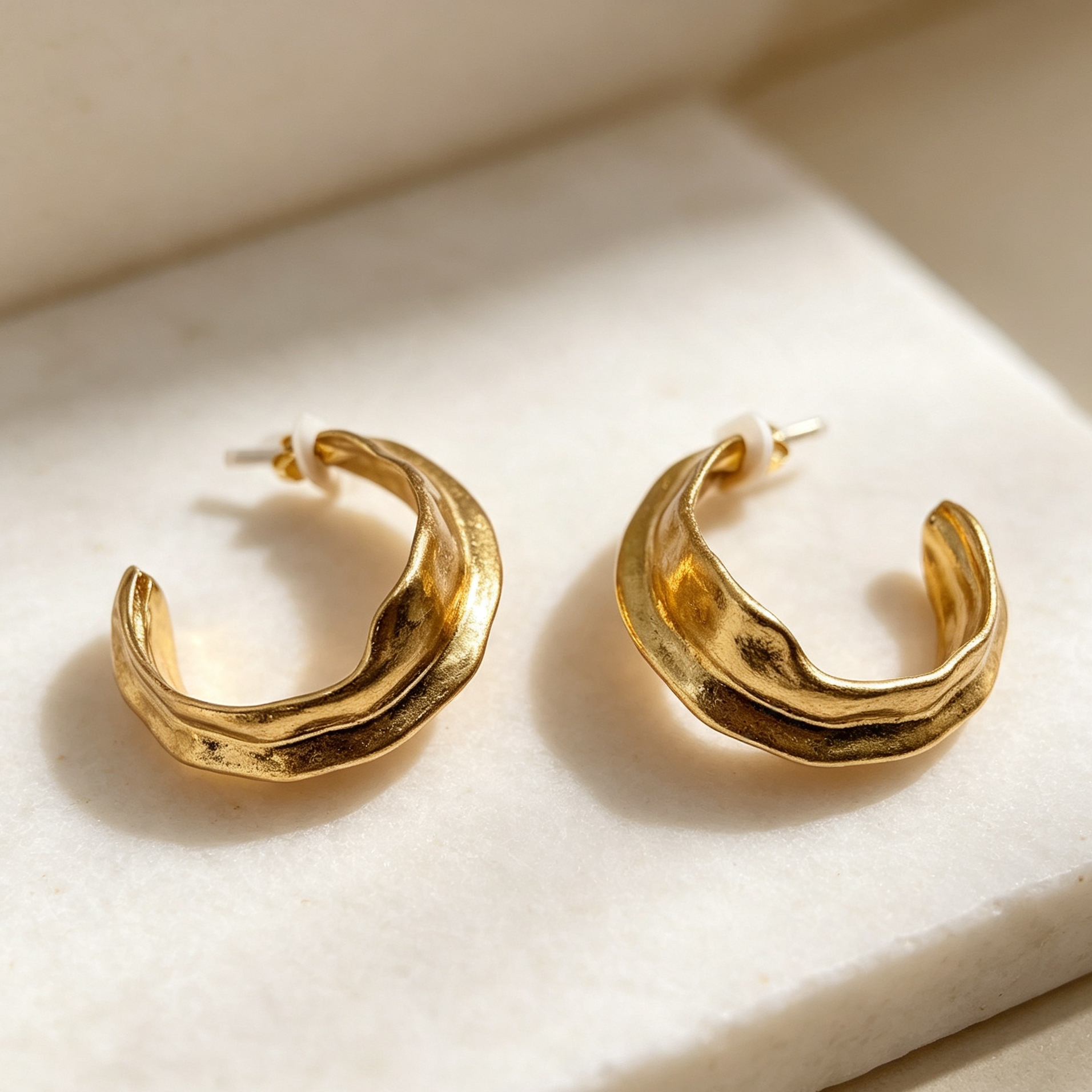 Pendientes Aro C Texturizado Dorado | Diseño Original JI JOYA | Mayorista
