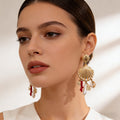 Pendientes de concha dorada con dijes de perla y coral | Joyería bohemia de playa para verano