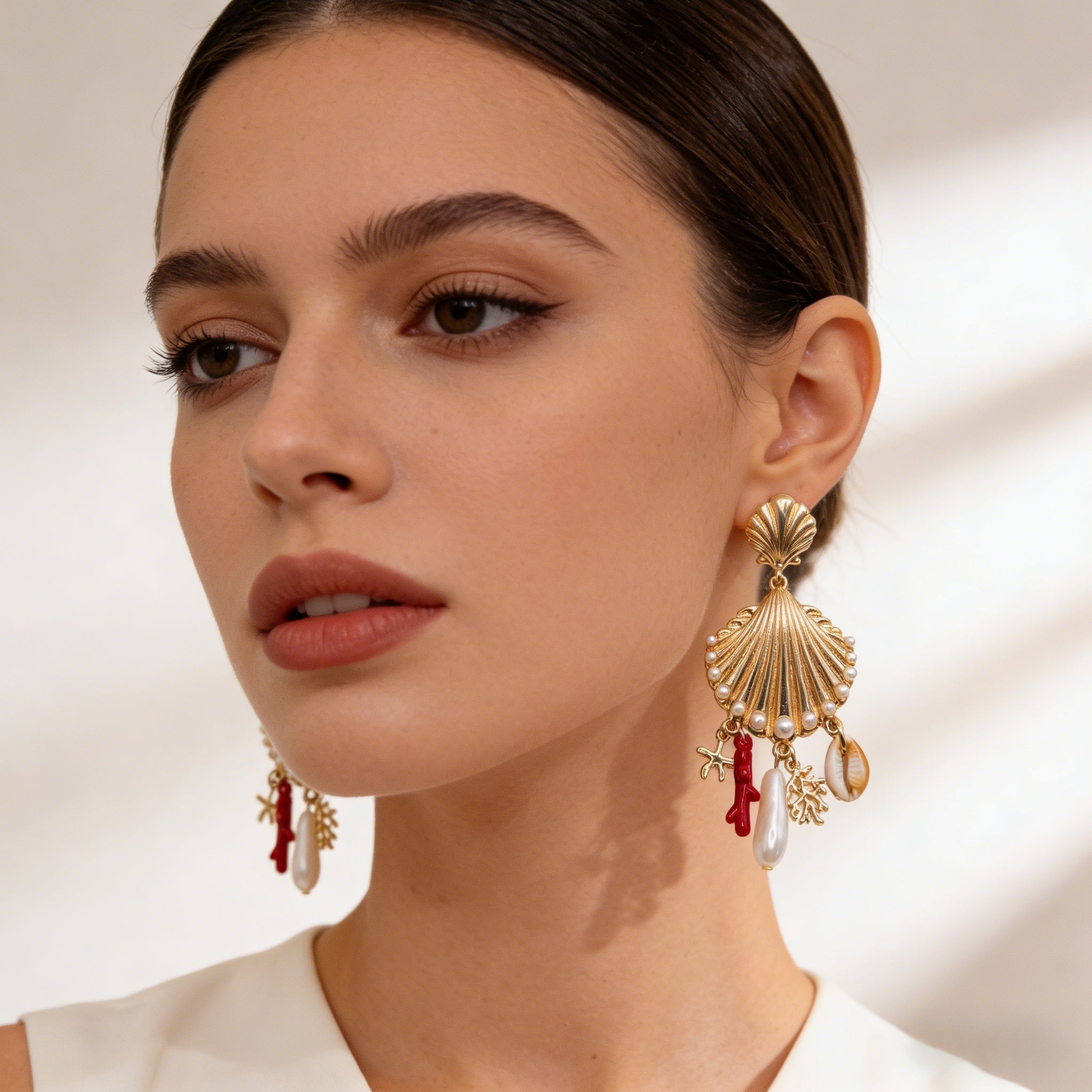 Pendientes de concha dorada con dijes de perla y coral | Joyería bohemia de playa para verano