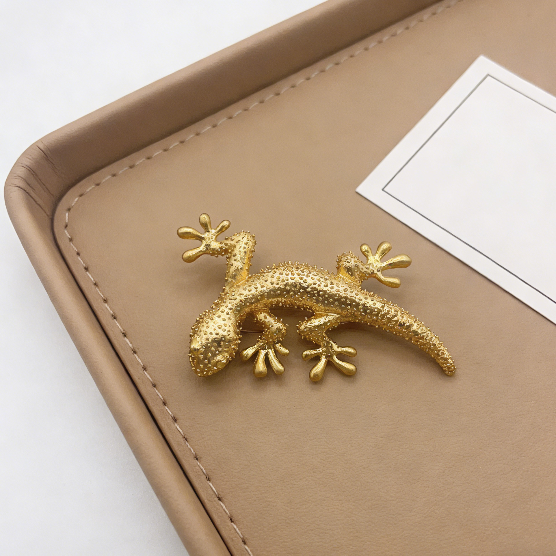 Broche de geco dorado con diseño llamativo | Pin texturizado de animal para un estilo audaz