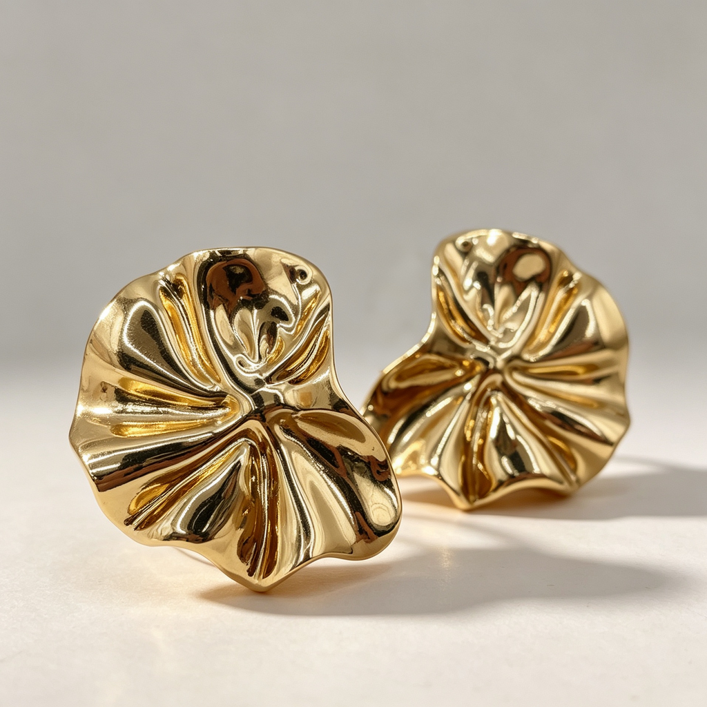 Pendientes en forma de pétalo dorado texturizado, accesorios de moda al por mayor|JI JOYA