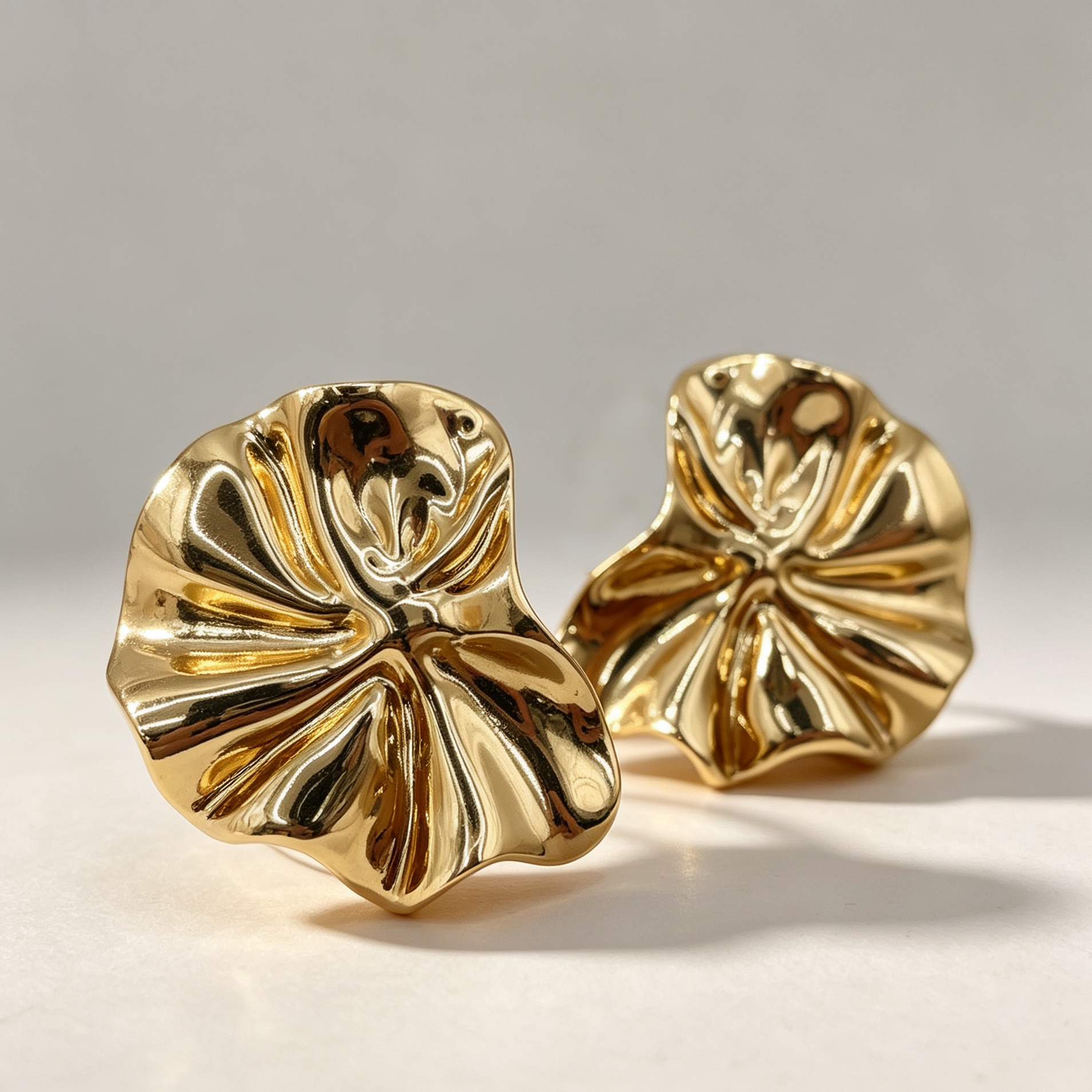 Pendientes en forma de pétalo dorado texturizado, accesorios de moda al por mayor|JI JOYA