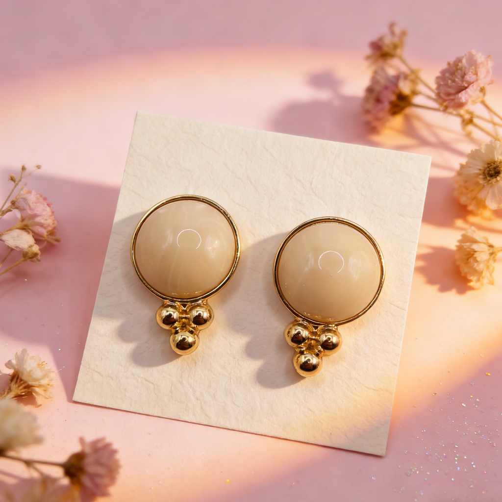 Pendientes de Botón con Detalle de Bolitas Doradas - Color Crema y Verde