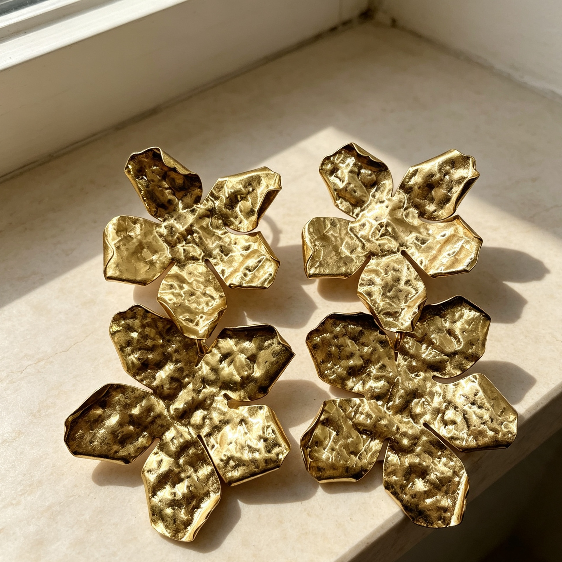 Pendientes Flor Doble Metal Martillado Dorado | Joyería Mayorista JI JOYA