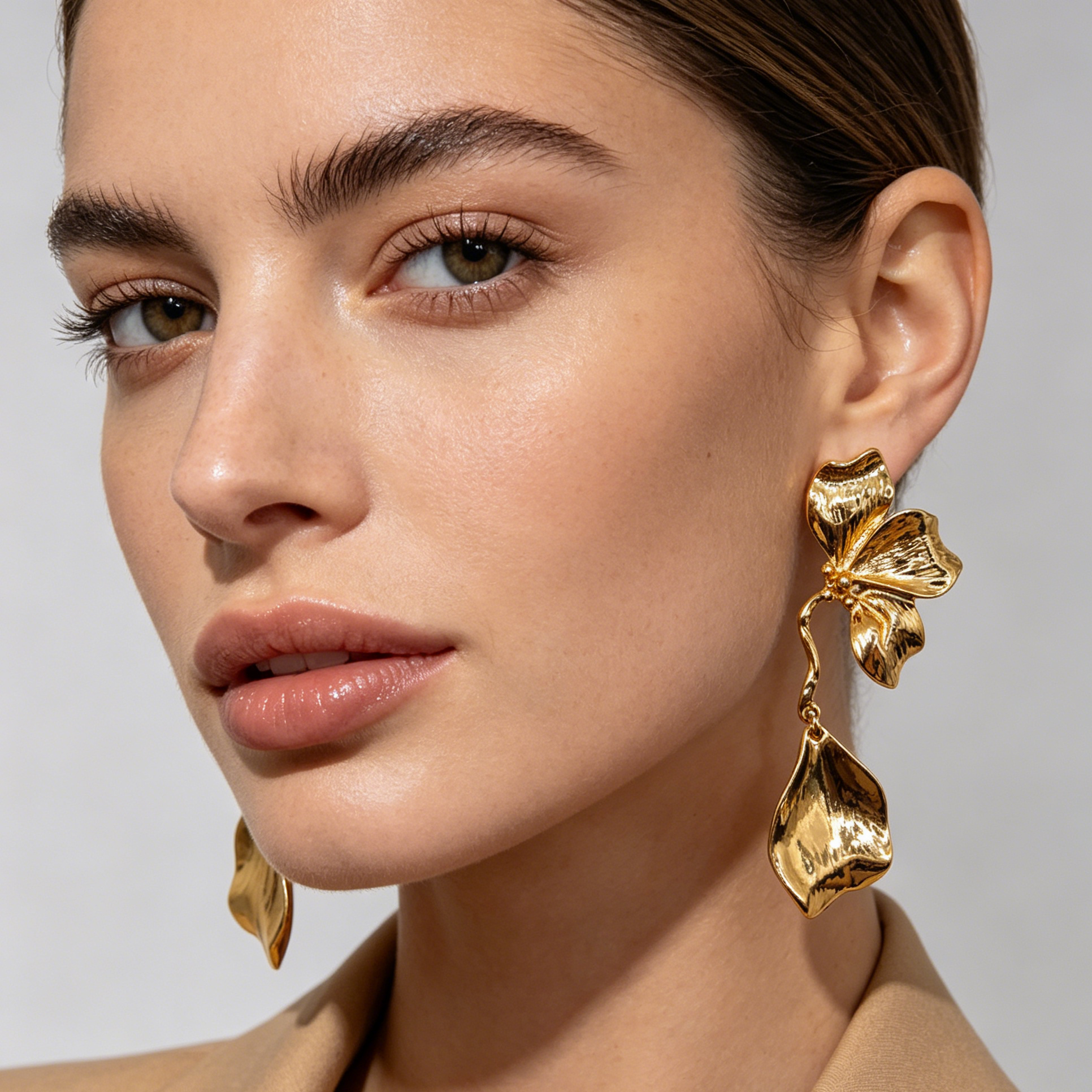Pendientes Flor Metálicos Bicolor Plata y Oro, Pendientes Colgantes Texturizados al Por Mayor para Mujer, Joyería de Moda al Por Mayor OEM ODM|JI JOYA