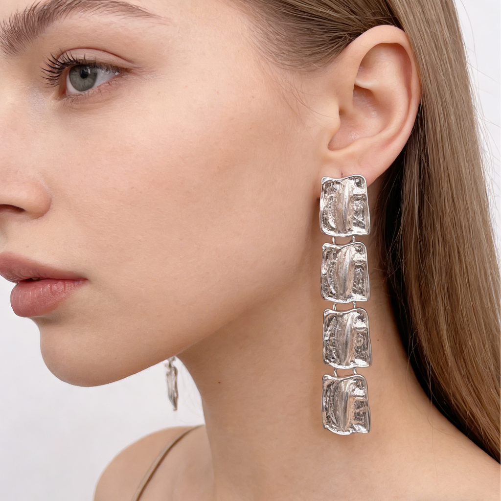 Conjunto de corrente grossa de metal martelado: brincos, colar e pulseira chamativos de ouro e prata.