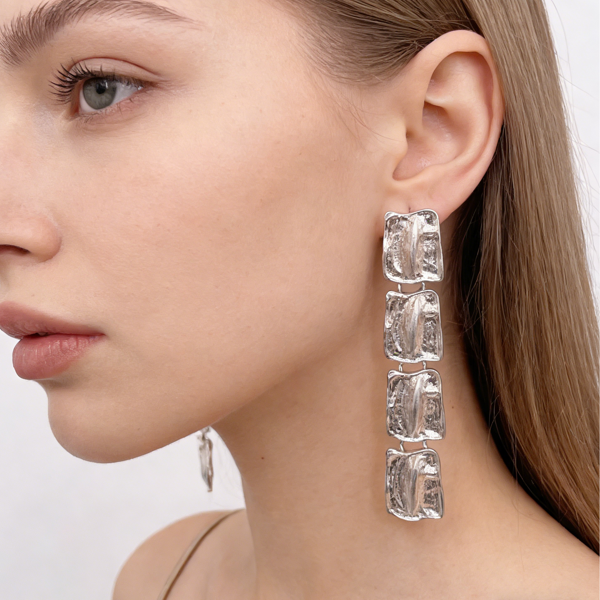 Conjunto de cadena gruesa de metal martillado: pendientes, collar y pulsera llamativos de oro y plata.