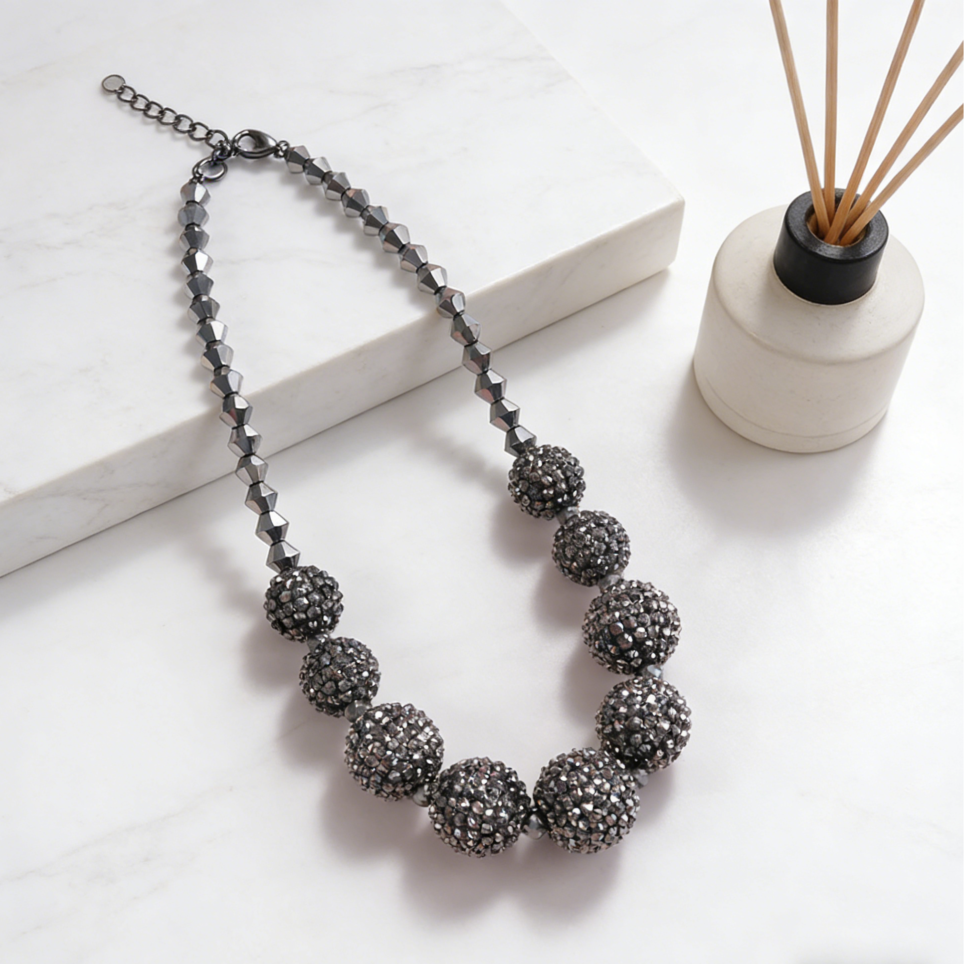 Conjunto de joyas con bolas de pavé negro | Pendientes, collar y pulsera llamativos para fiestas de noche