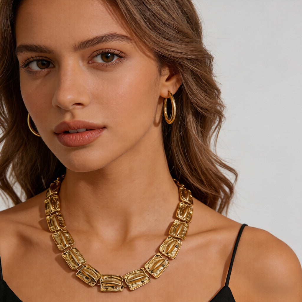 Conjunto de cadena gruesa de metal martillado: pendientes, collar y pulsera llamativos de oro y plata.
