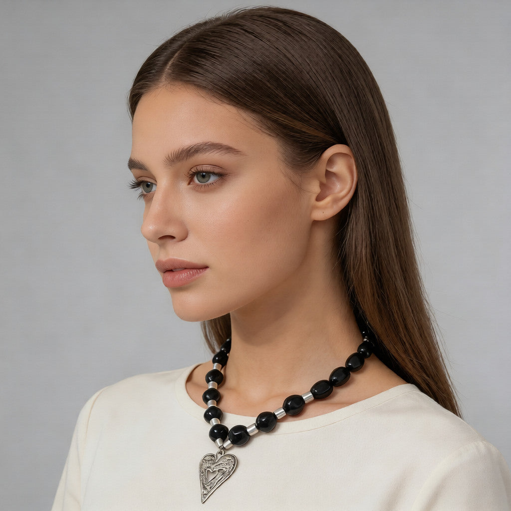 "Collar de cuentas de ágata negra en forma de corazón con efecto desgastado retro": un collar de clavícula de nicho dulce y fresco.