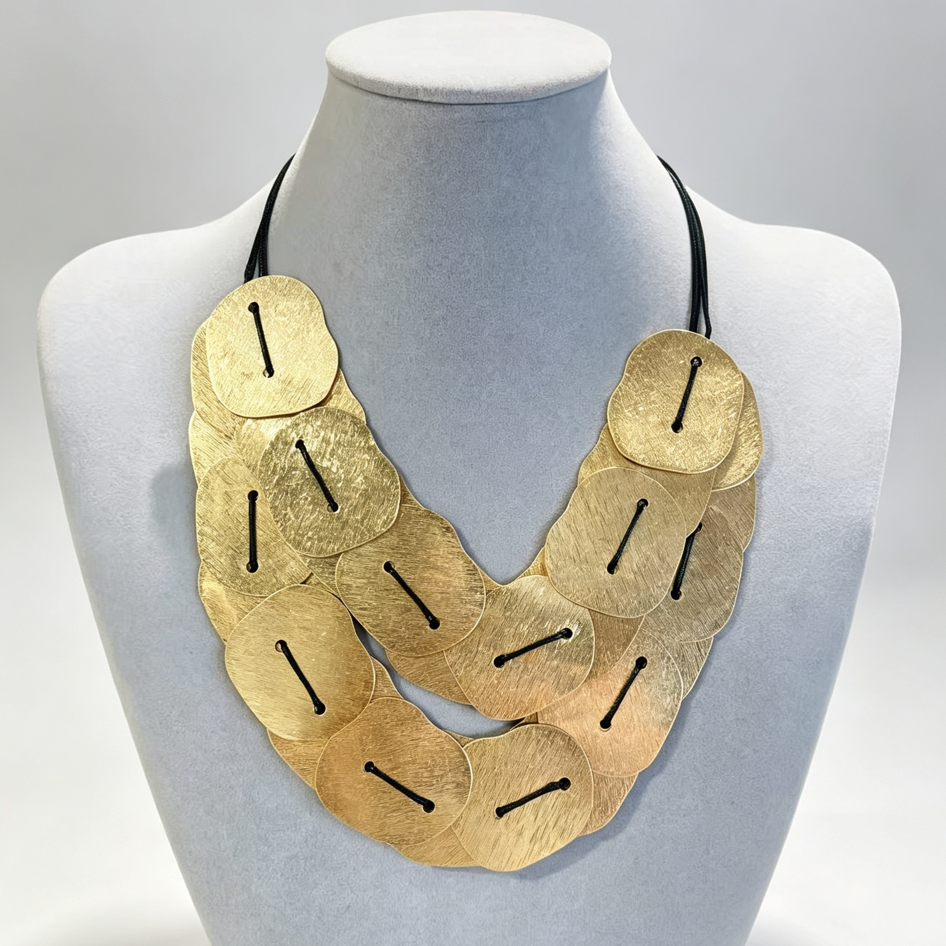 Collar de Láminas Metálicas Doradas de Doble Capa, Gargantilla Boho con Cordón Negro, Joyería Mayorista para Mujer|JI JOYA