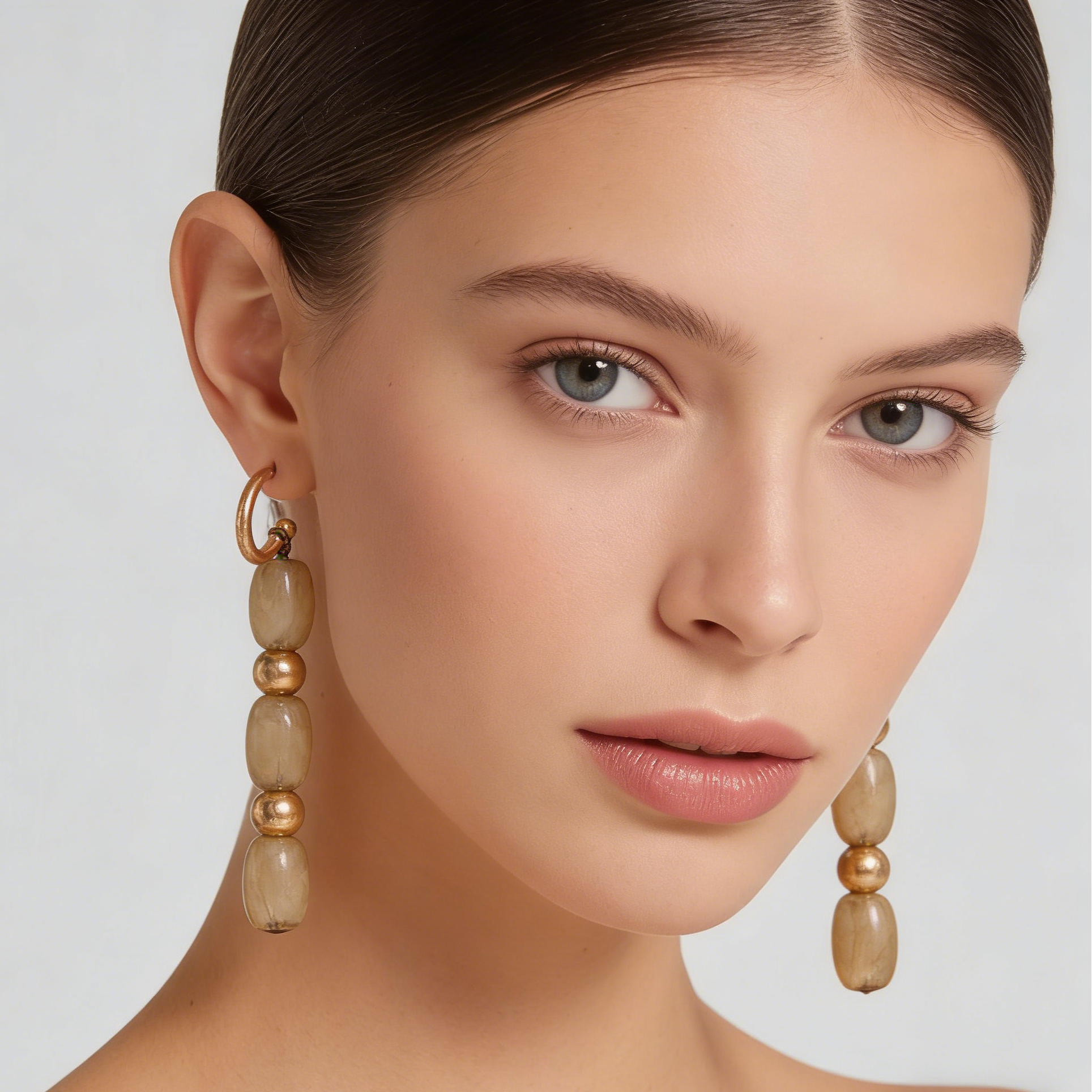 Conjunto de joias vintage com contas (3 cores): brincos compridos e colar com pendente circular.