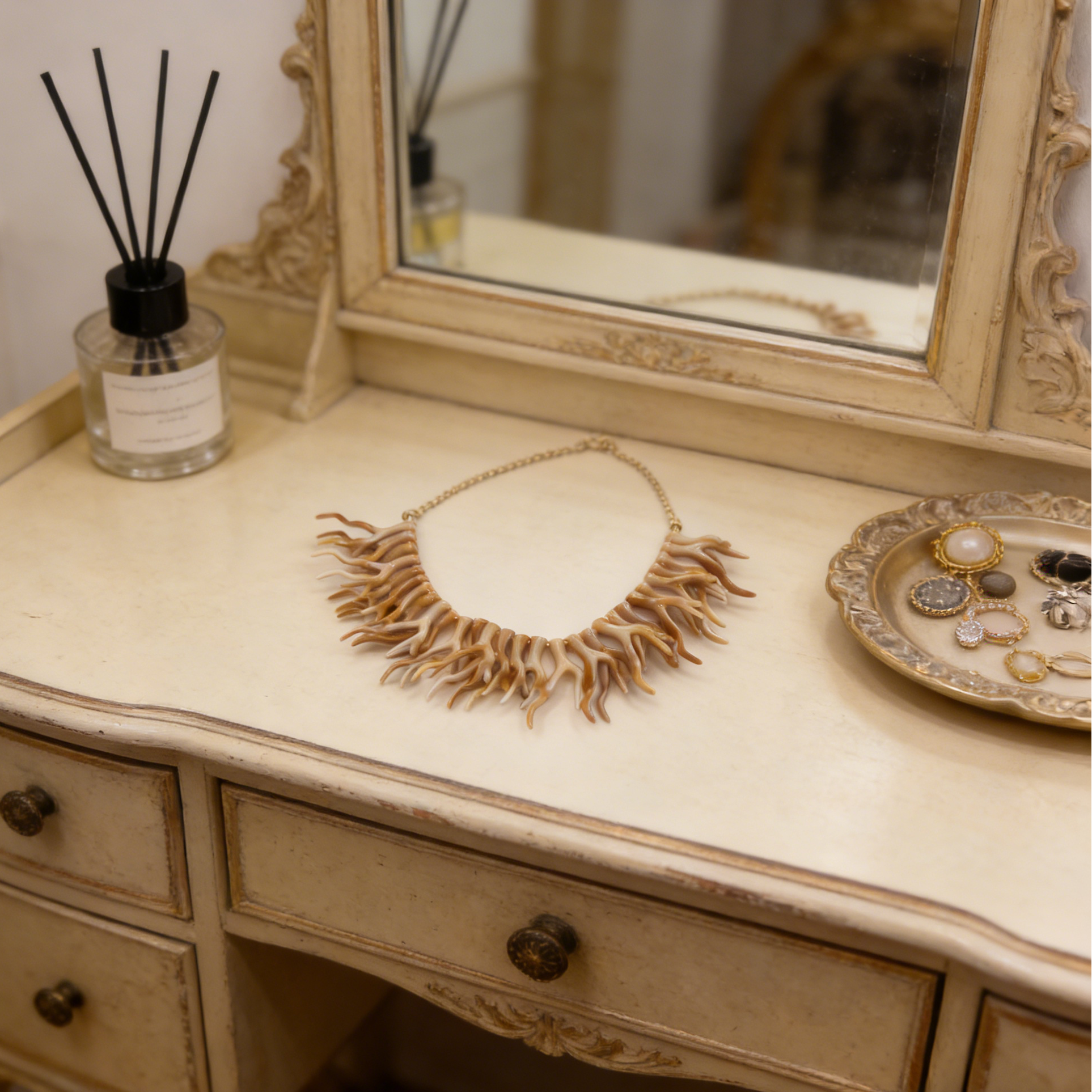 Gargantilla con diseño de rama de coral