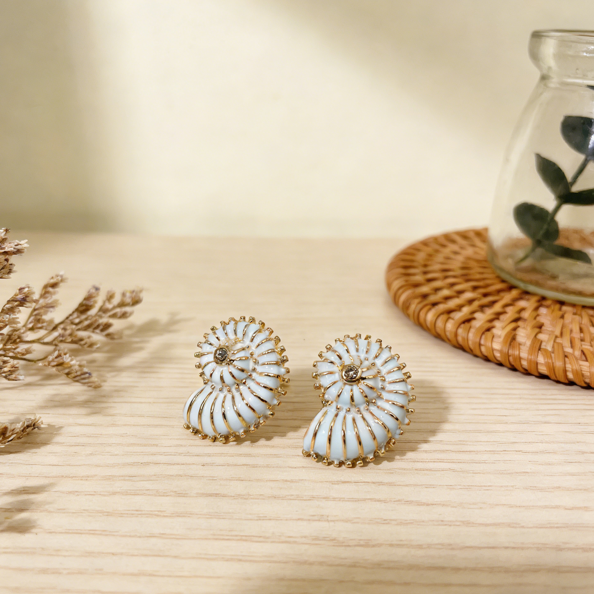 Pendientes de Concha Nautilus con Esmalte y Cristal | Joyería Costera Boho