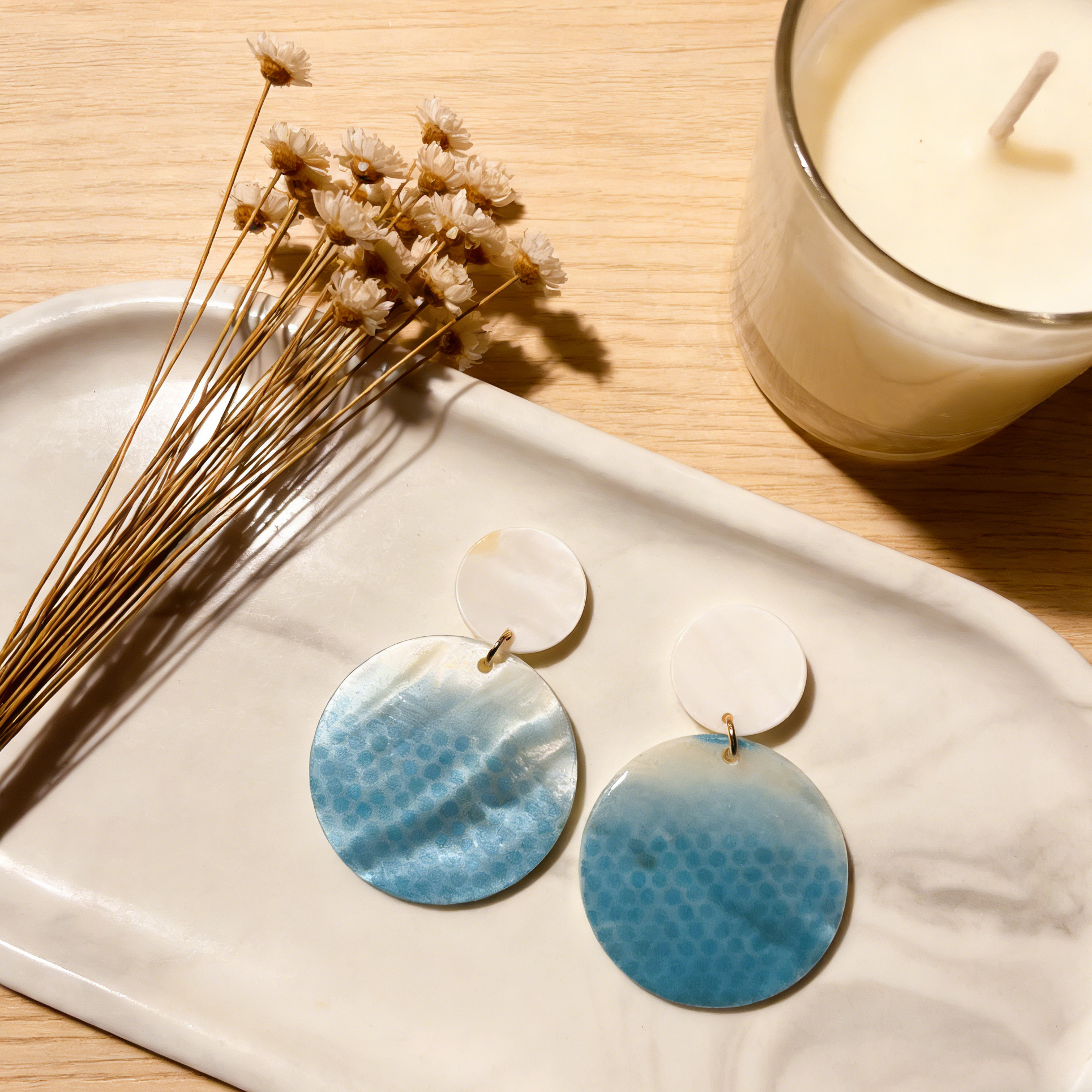 Aros de concha de mar degradada azul con patrón de puntos | Joyería bohemia costera|JI JOYA