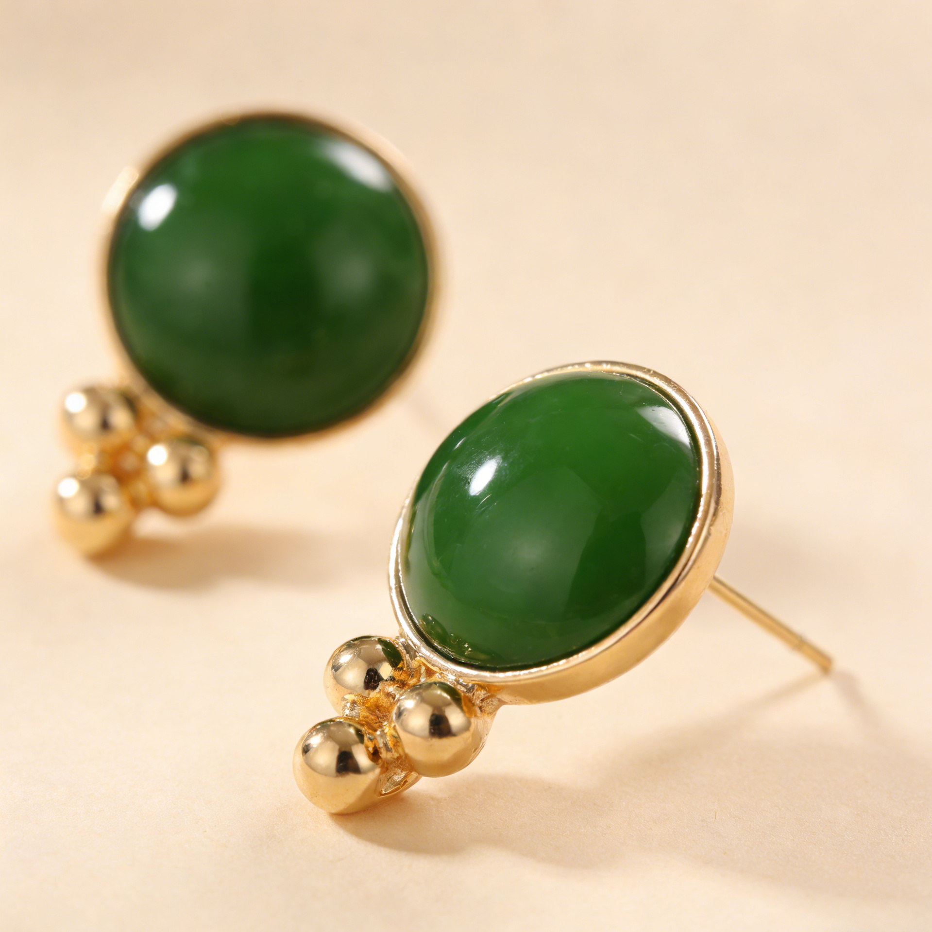 Pendientes de Botón con Detalle de Bolitas Doradas - Color Crema y Verde