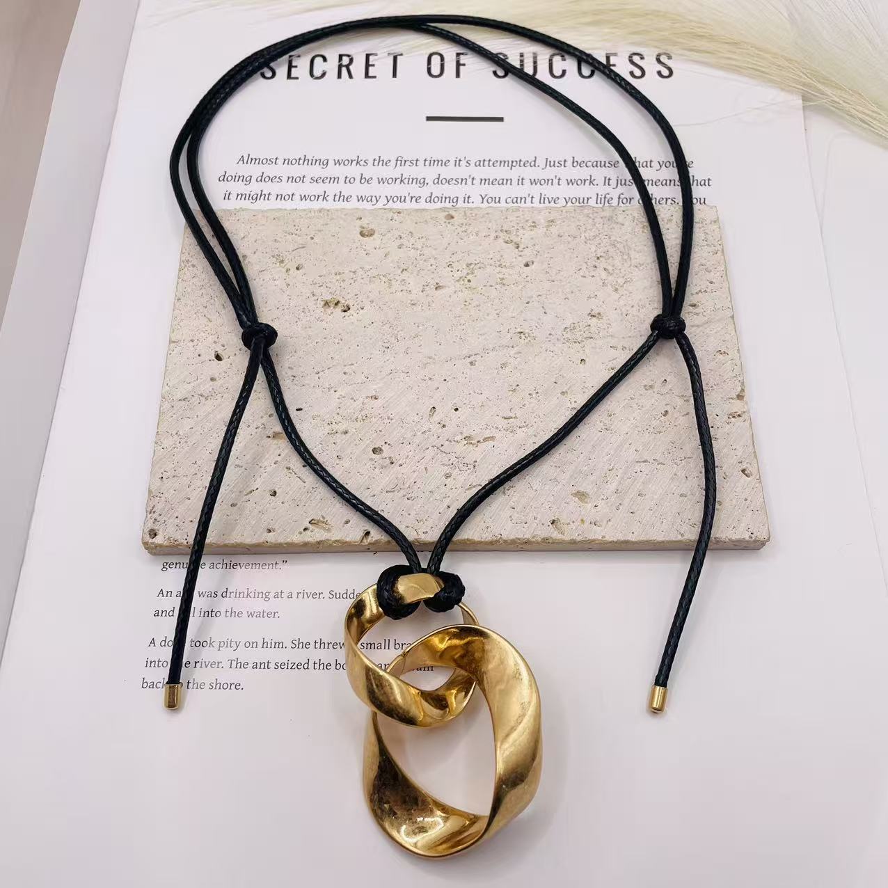 Collar de Cuero con Colgante de Mobius de Zinc allory Dorado - Joyería de Moda Europea y Americana para Mujeres, Venta al Por Mayor|JI JOYA