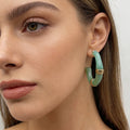 Argolas de Jade Verde Premium com Detalhes de Metal Dourado | Joalharia Elegante Minimalista para Mulher