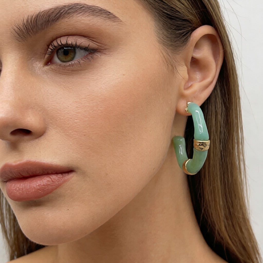 Argolas de Jade Verde Premium com Detalhes de Metal Dourado | Joalharia Elegante Minimalista para Mulher