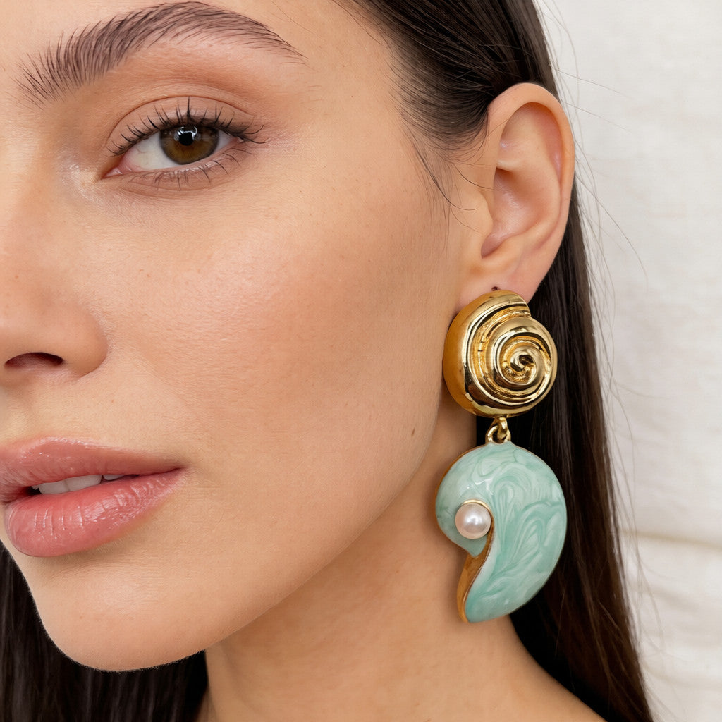 Pendientes de Inspiración Marina con Espiral Dorada y Perla