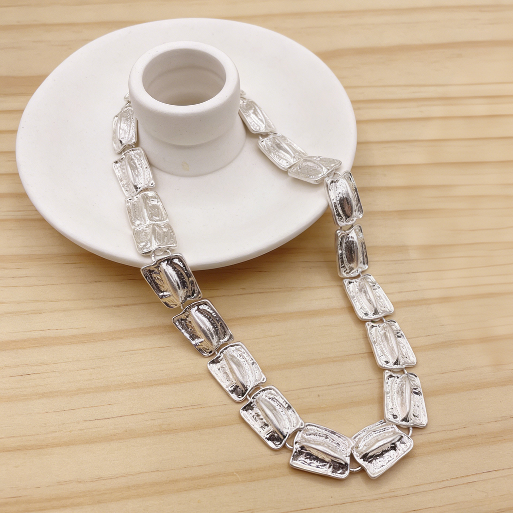 Conjunto de corrente grossa de metal martelado: brincos, colar e pulseira chamativos de ouro e prata.