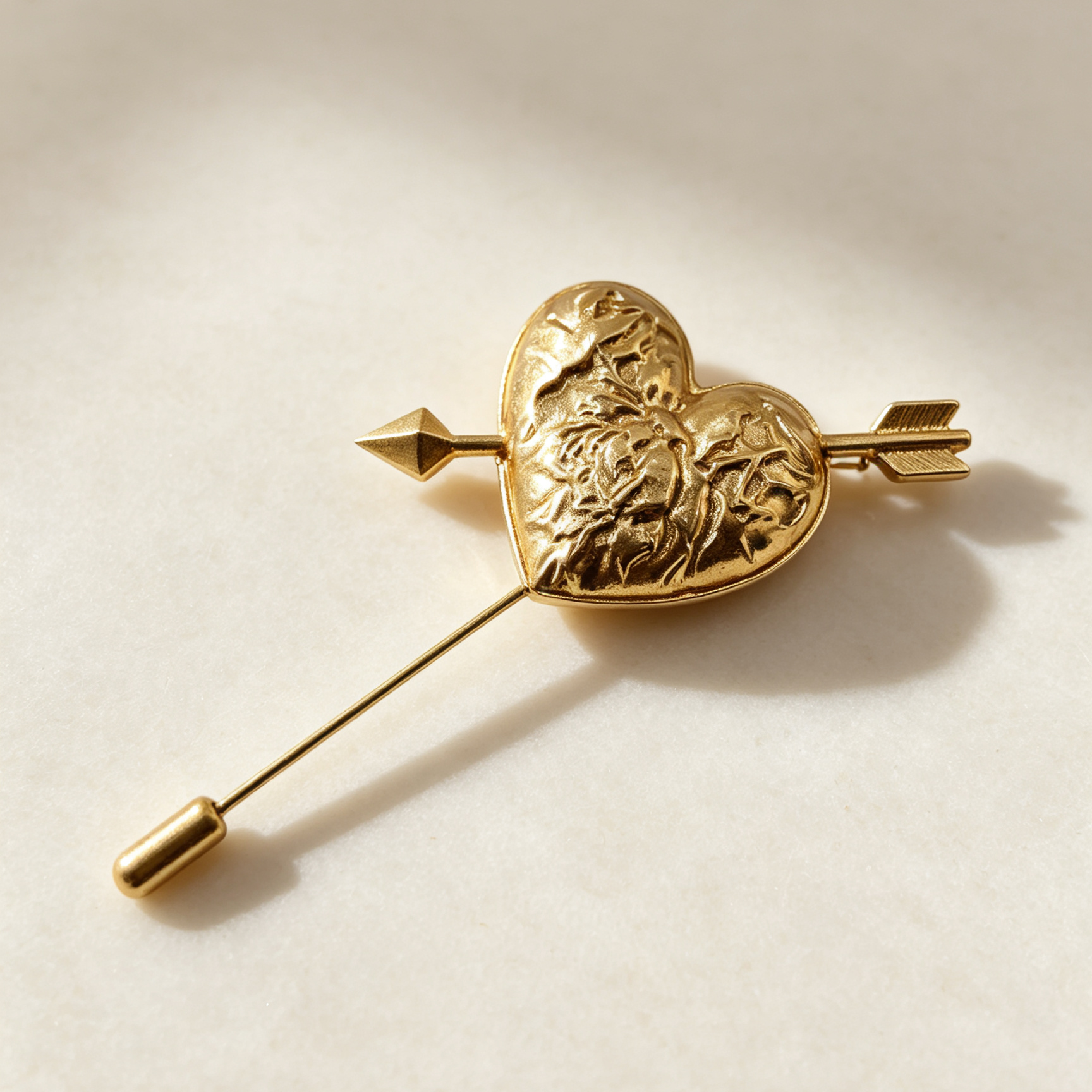 Broche corazón con flecha, diseño de rosa en relieve, metal dorado vintage, accesorio al por mayor|JI JOYA