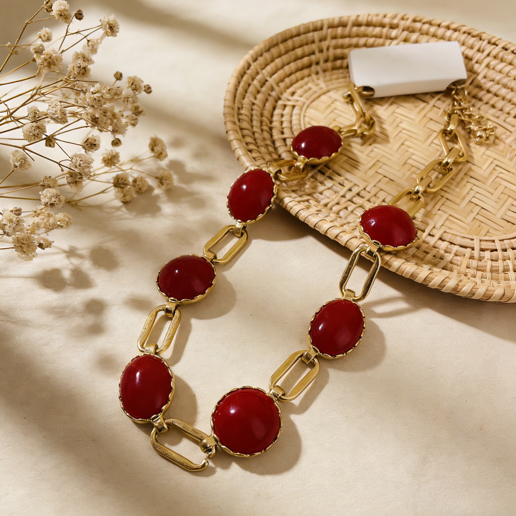 Collar de cadena de oro con piedras rojas de resina | Joyería de fiesta elegante
