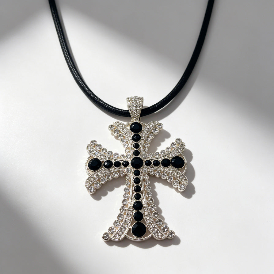 Collar de Cruz Pavé con Cristales Negros y Blancos - Oro/Plata|JI JOYA