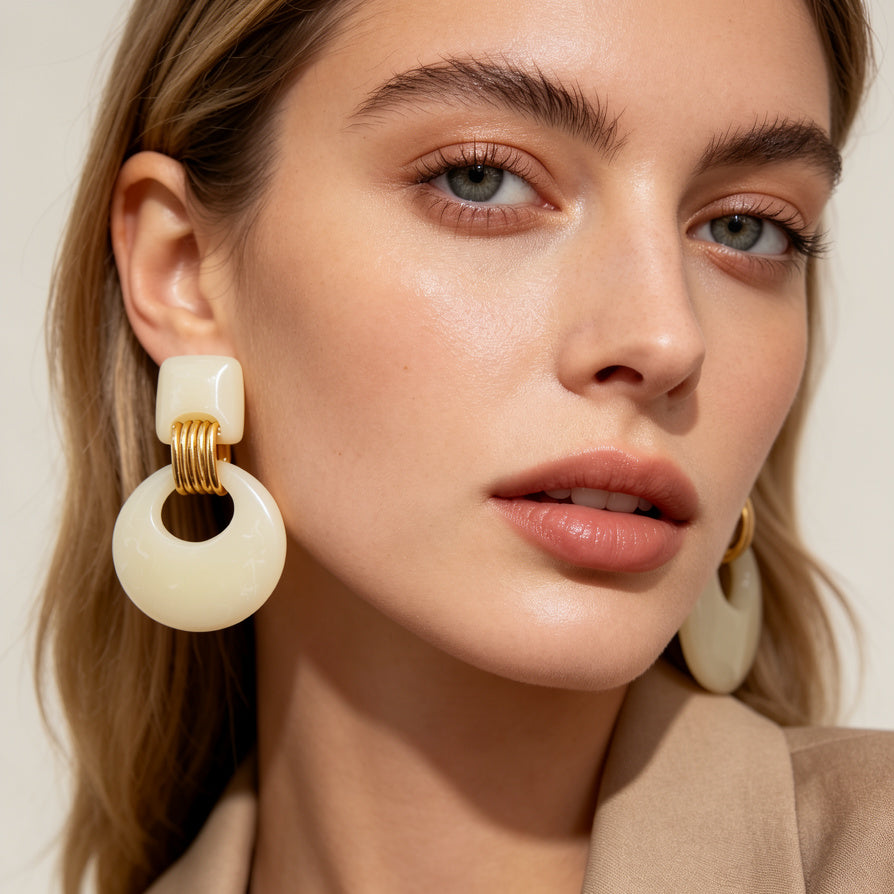 Pendientes Colgantes de Resina Crema con Detalles Dorados | Joyería Mayorista para Mujeres|JI JOYA