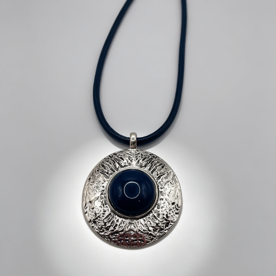 Collar Colgante Medallón Texturizado con Piedra Central Negra/Azul, Diseño Tribal, Cadena de Cordón, Joyería de Moda al Por Mayor (Plata/Oro)