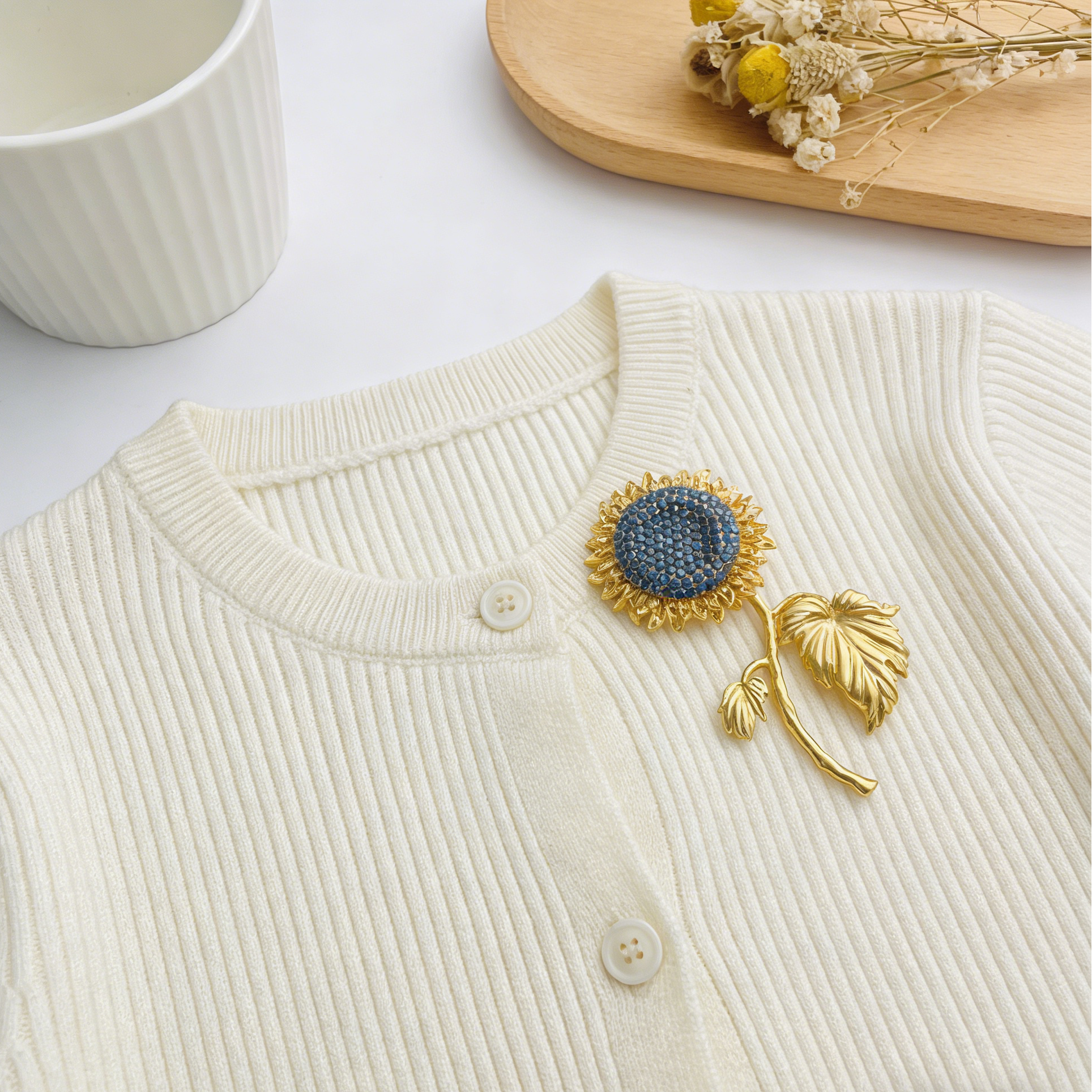 Alfinete de girassol dourado de estilo vintage, um design floral único para mulher.