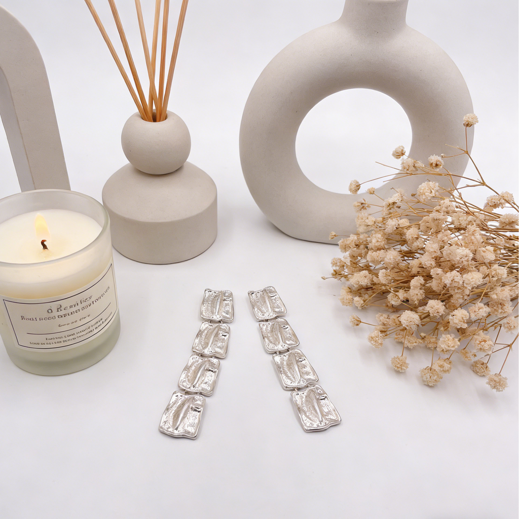 Conjunto de corrente grossa de metal martelado: brincos, colar e pulseira chamativos de ouro e prata.