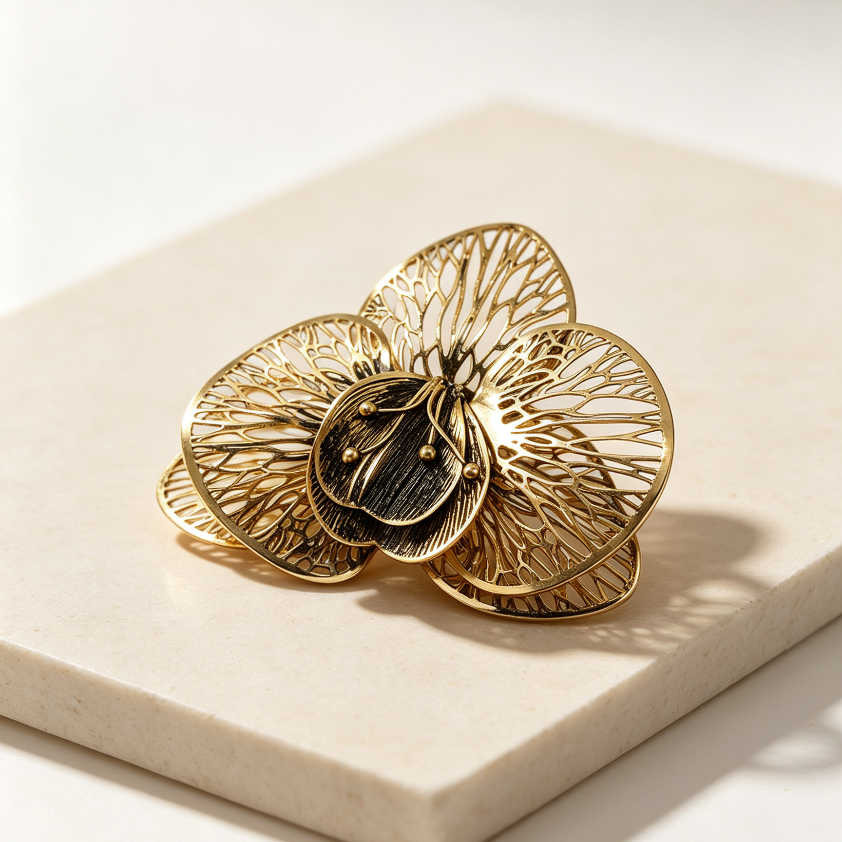 Broche Flor Orquídea Metálico Dorado Calado, Pin Decorativo Elegante, Accesorio Moda Mujer para Mayoristas y Tiendas|JI JOYA