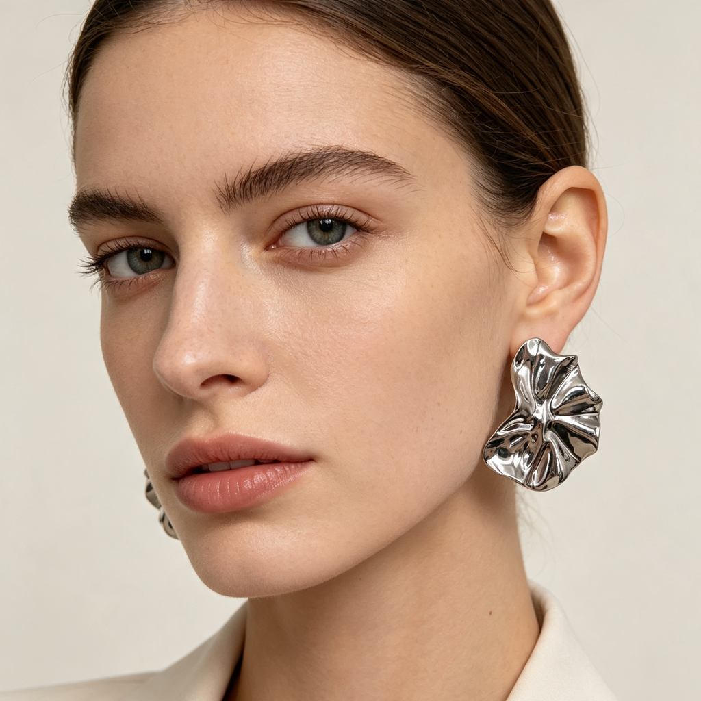 Pendientes grandes pétalo efecto arrugado metal, disponibles en dorado y plata | Venta al por mayor|JI JOYA