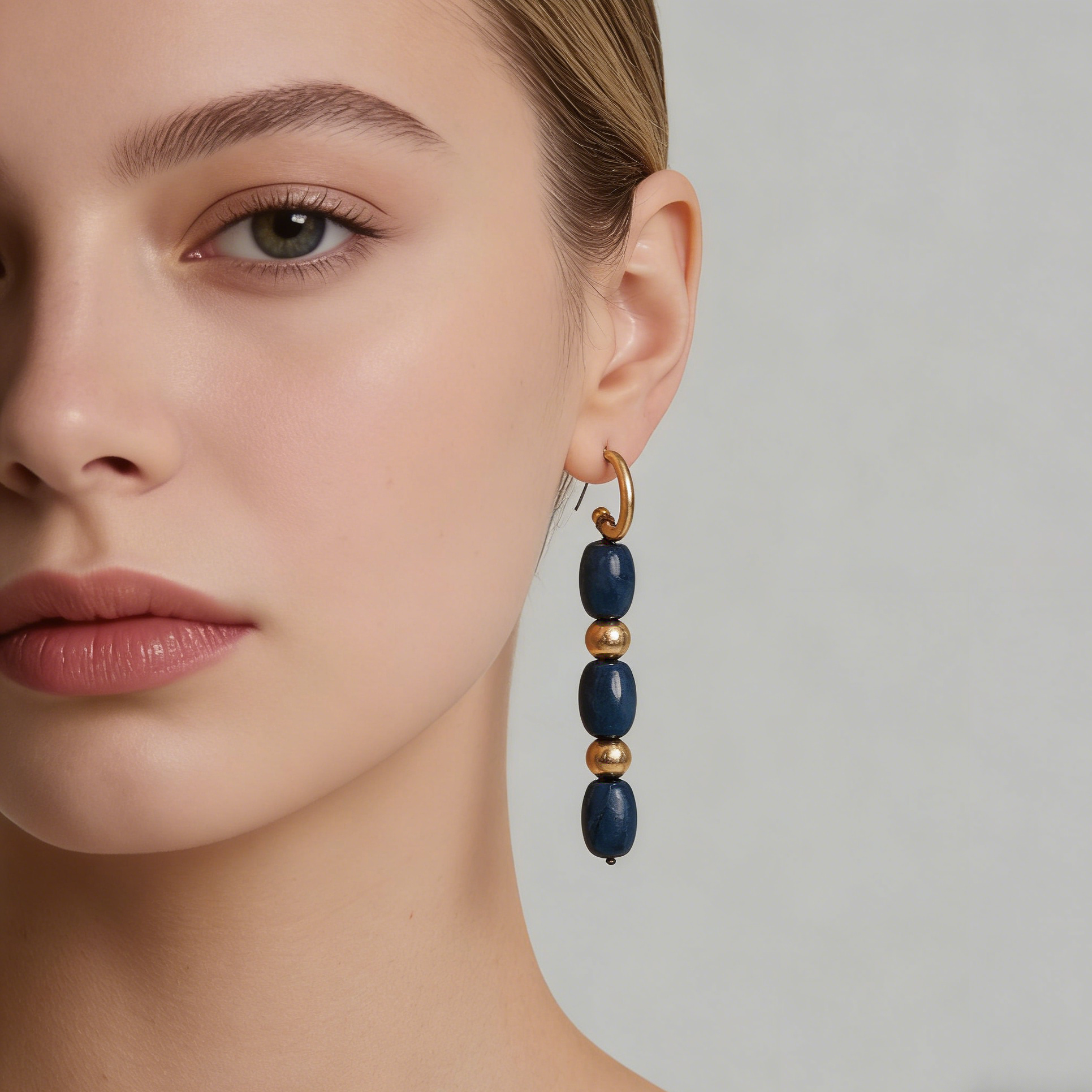 Conjunto de joias vintage com contas (3 cores): brincos compridos e colar com pendente circular.