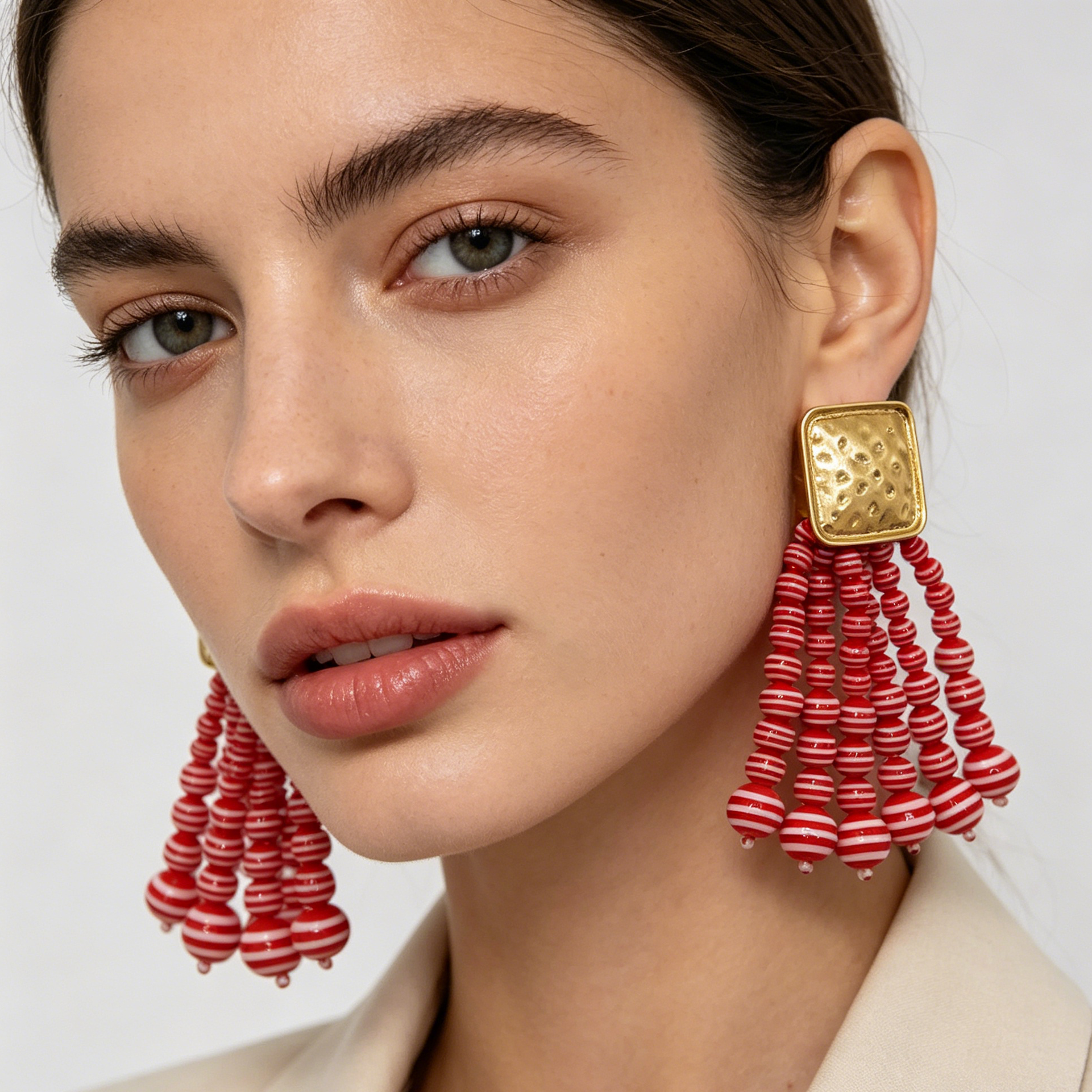 Pendientes Borla de Cuentas a Rayas 3 Colores, Accesorio Moda Mayorista para Mujer, Base Cuadrada Dorada Texturizada|JI JOYA