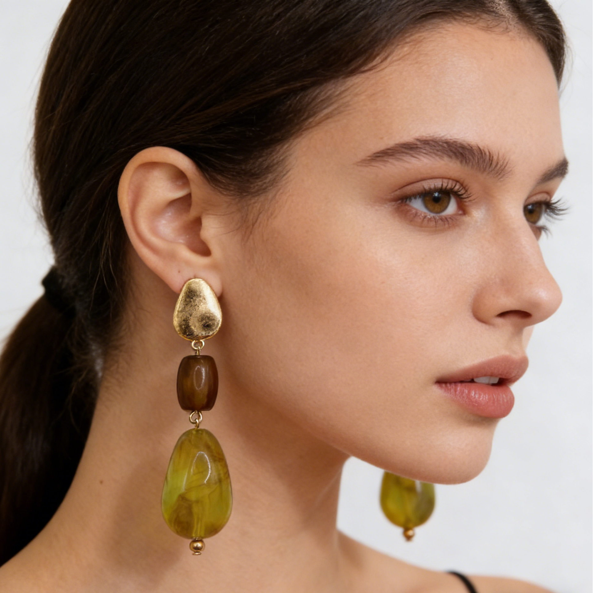 Pendientes colgantes de resina verde oliva | Pendientes colgantes dorados texturizados