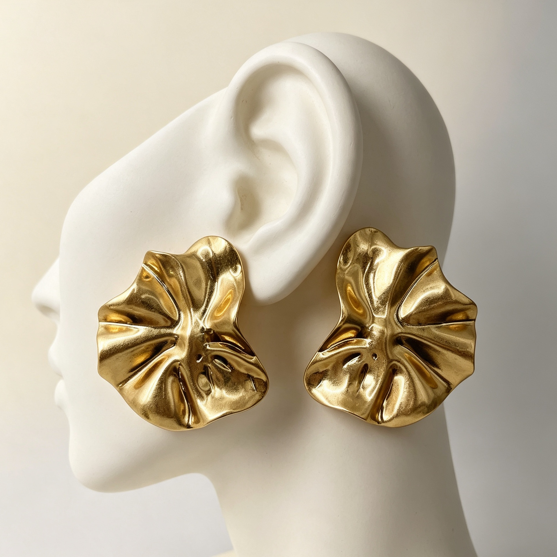 Pendientes grandes pétalo efecto arrugado metal, disponibles en dorado y plata | Venta al por mayor|JI JOYA
