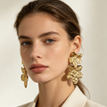 Pendientes Flor Doble Metal Martillado Dorado | Joyería Mayorista JI JOYA