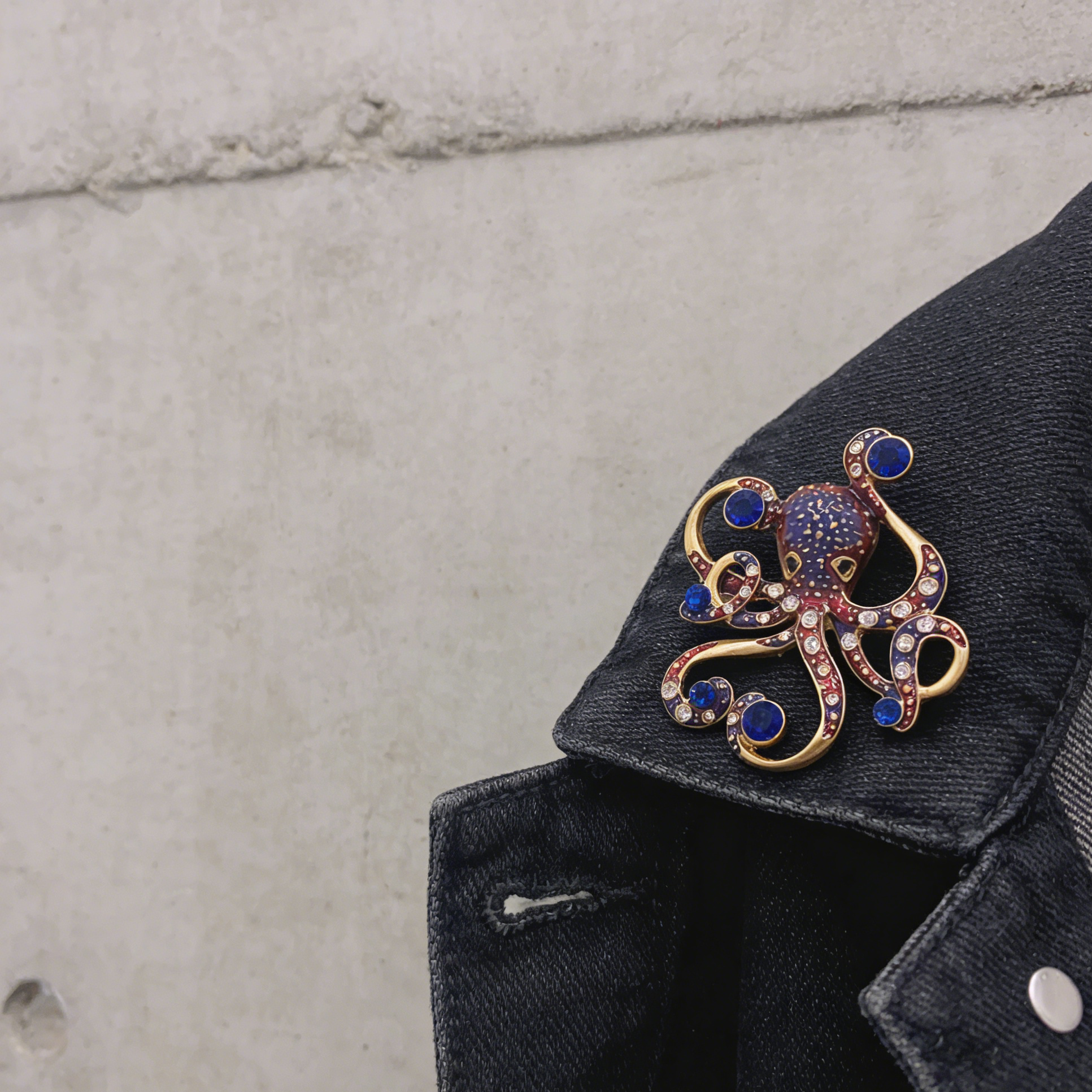 Broche vintage de polvo esmaltado | Alfinete com design de oceano e strass vermelho e azul