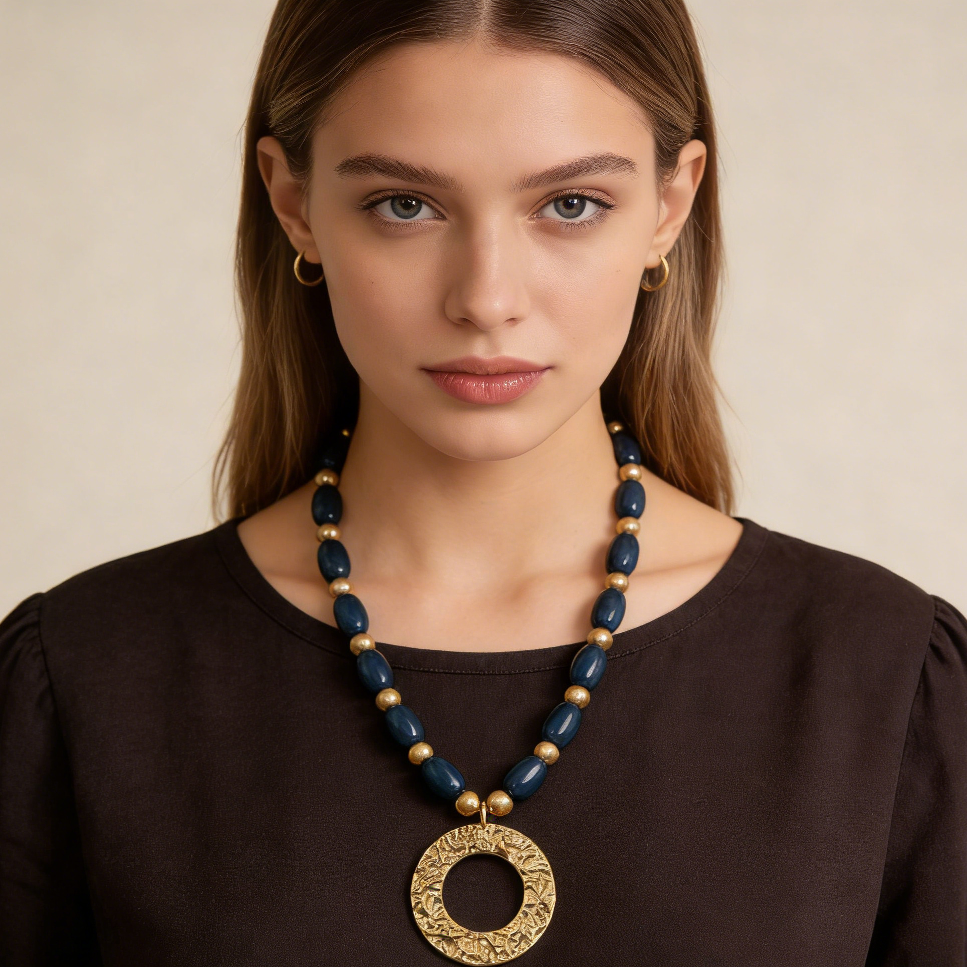 Conjunto de joias vintage com contas (3 cores): brincos compridos e colar com pendente circular.